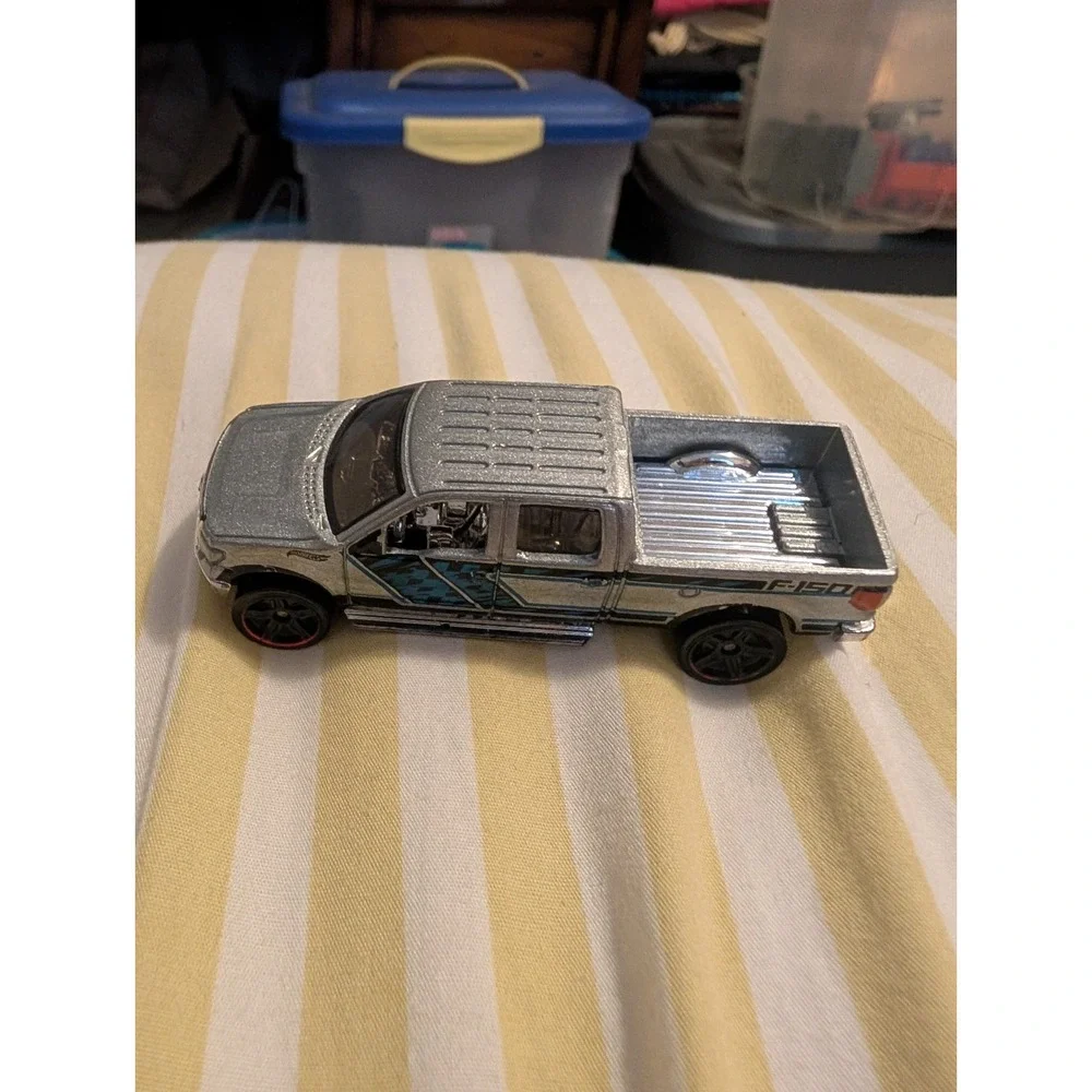 Year 2013 Hot Wheels HW Off-Road 1:64 Die Cast Car Silver Pickup 2009 FORD F-150